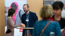 Netzwerken im Festsaal zum UN Tag 2022