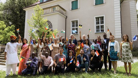 Gruppenfoto mit Flaggen