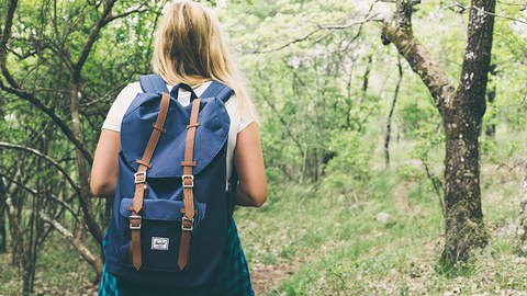 Frau schaut in den Wald