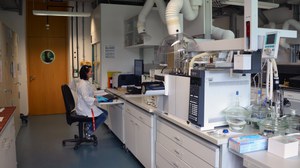 Mitarbeiterin im Labor
