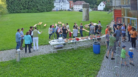 Die Institute des Judeichbaus grillen zusammen