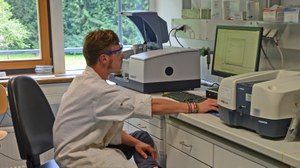 Masterstudent beim Messen am FTIR-Spektrometer