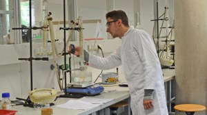 Student bei der Arbeit im Praktikum