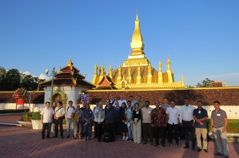 Group Photo - Pha That Luang.JPG