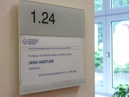 Das Foto zeigt das Türschild des Sekretariats. 