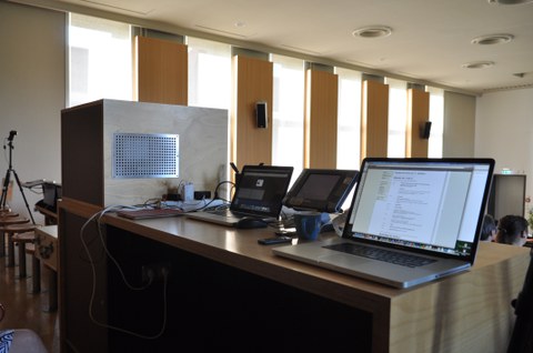 Medienpult zur technischen Ausstattung einer Tagung