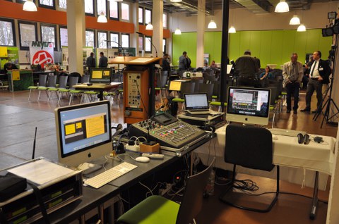 Medienpult zur technischen Ausstattung einer Tagung