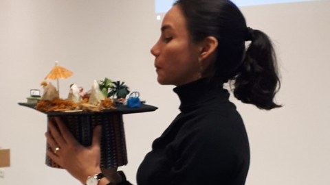 Mariana Vidal und beschaut den Doktorhut, den Kollegen und Freunde für sie thematisch passend verziert haben