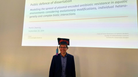 Martin Zwanzig bei der öffentlichen Verteidigung seiner Doktorarbeit
