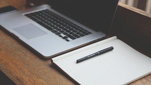 Laptop und Zettel mit Stift