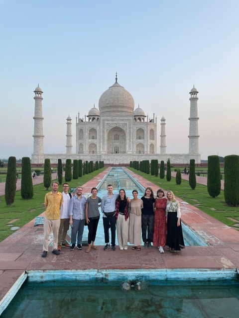 Exkursionsgruppe vor dem Taj Mahal