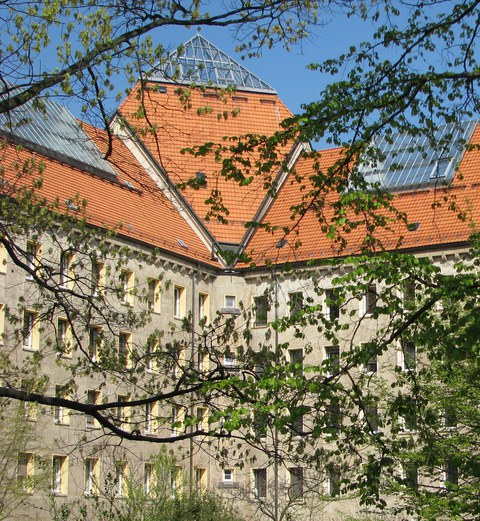 Das Bild zeigt den Hülssebau oberhalb des Haupteingangs.