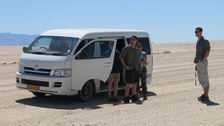 Das Bild zeigt einen Kleinbus in der Namib während einer Exkursion.