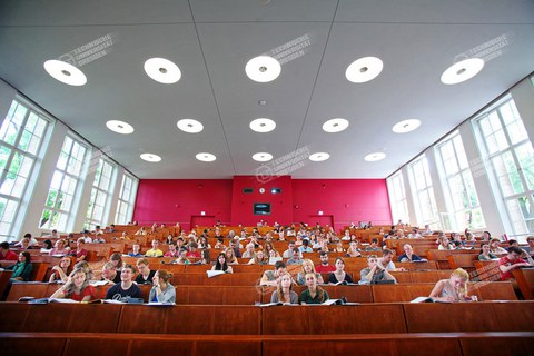 Blick vom Standort des Vortragenden aus in einen Hörsaal