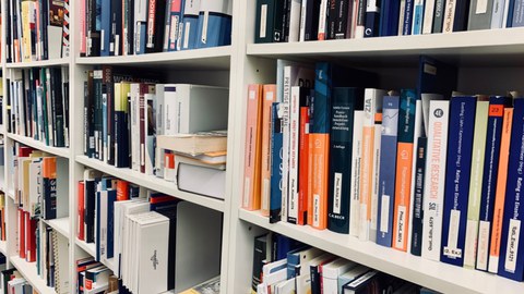 Bücherregal voller Bücher