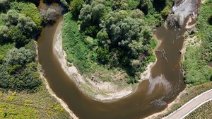 Drohneflug in Ungarn über einen Flusslauf