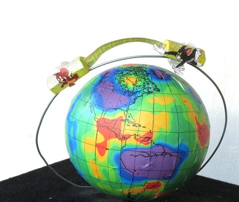 Künstlerische Interpretation der beiden GRACE-Satelliten als Tom & Jerry auf einem Doktorhut der Professur für Geodätische Erdsystemforschung