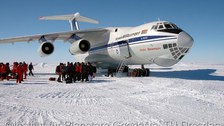  In 6h von Kapstadt in die Antarktis an Bord einer IL 76TD. Kurz nach der Landung in Novolazarevskaya/Airbase.