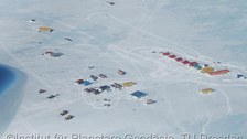 Das Flughafencamp nahe der russischen Antarktisstation Novolazarevskaya aus der Luft.