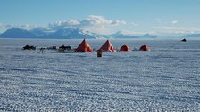 Feldcamp 80km östlich der Schirmacher Oase. Im Hintergrund befindet sicher das Grubergebirge mit dem Ritscher als höchstem Gipfel (3010m).