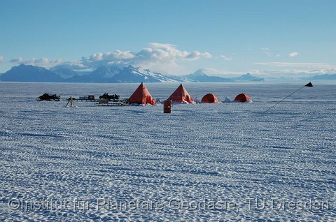 Feldcamp 80km östlich der Schirmacher Oase. Im Hintergrund befindet sicher das Grubergebirge mit dem Ritscher als höchstem Gipfel (3010m).