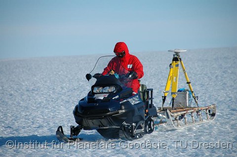 Präzise Vermessung der Eisoberflächenhöhen mit kinematischem GPS. Die GPS-Antenne wurde auf den Schlitten montiert. Die Box enthält den GPS-Empfänger und die Stromversorgung.