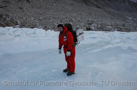 Aufbau einer GPS-Station im Gebirge. Pro Punkt müssen ca. 50kg Ausrüstung auf den Berg geschleppt werden.