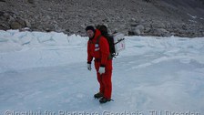 Aufbau einer GPS-Station im Gebirge. Pro Punkt müssen ca. 50kg Ausrüstung auf den Berg geschleppt werden.