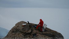 Aufbau einer GPS-Station im Gebirge. Die Stromversorgung wird durch Solarpanels sichergestellt. 