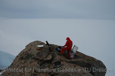 Aufbau einer GPS-Station im Gebirge. Die Stromversorgung wird durch Solarpanels sichergestellt. 