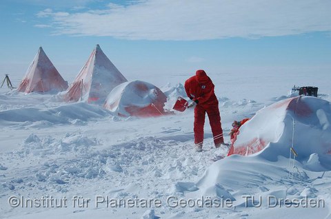 Die Zelte müssen regelmäßig von den herangewehten Schneemassen befreit werden.