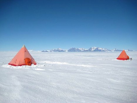 Feldcamp, im Hintergrund das Grubergebirge 