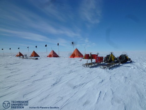 Das Feldcamp bei schönem Wetter