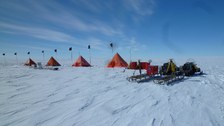 Das Feldcamp bei schönem Wetter