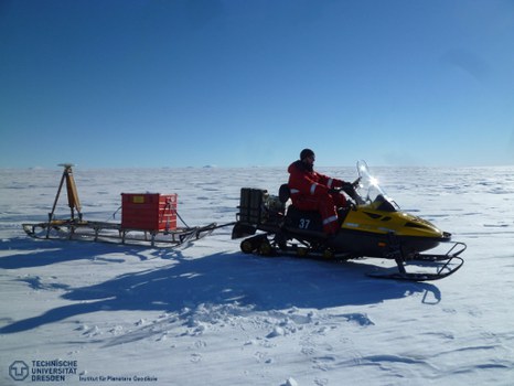 Messfahrt mit auf dem Nansen-Schlitten montierter GPS-Antenne