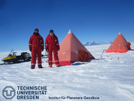 Unser Feldcamp. Im Hintergrund sind die etwa 40km weiter südlich gelegenen Gipfel des Wohlthatmassivs zu sehen.
