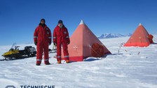 Unser Feldcamp. Im Hintergrund sind die etwa 40km weiter südlich gelegenen Gipfel des Wohlthatmassivs zu sehen.