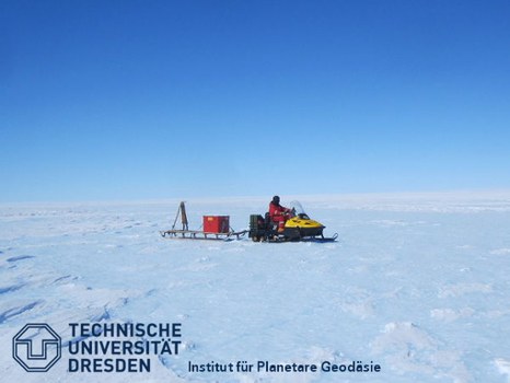 Während einer Messfahrt über das kaum von Schnee bedeckte Blaueis. Neben der GPS-Antenne haben wir stets auch die Survival-Box mit der wichtigsten Ausrüstung für Notfälle (u.a. Zelt, Schlafsäcke, warme Kleidung, Benzinkocher, Instantnahrung) dabei.