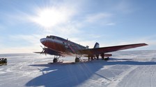 Basler BT-67 mit Kufen auf dem Eis