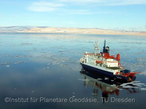 F/S Polarstern vor Holm Land, Nordost-Grönland