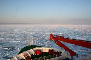 Die Polarstern in der tiefstehenden Mitternachtssonne im Packeis 