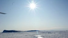 Flug nach Franske Oer - die Eisflä zeigt sich nun in geschlossenem Weiß 