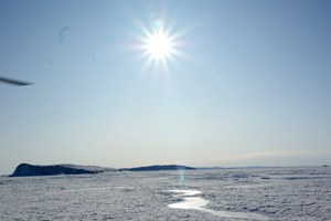 Flug nach Franske Oer - die Eisflä zeigt sich nun in geschlossenem Weiß 
