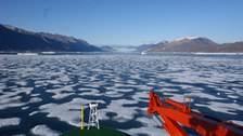 Die Polarstern auf ihrer Fahrt durch den Djimphna Sund 