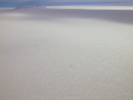  An der Grenze des langsam fließenden Eises zum schnell fließenden Pine-Island-Gletscher erhebt sich der Nunatak Evans Knoll. 