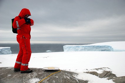 GPS-Station PIG2. Die Station befindet sich auf einer kleinen Granitinsel an der nordwestlichen Ecke des Pine Island Northern Ice Shelf