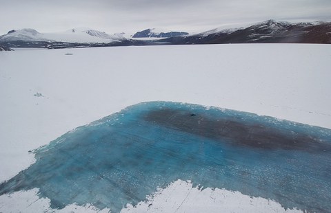 Ein zugefrorener supraglazialer See auf dem Gletscher