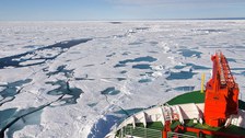 Polarstern auf dem Transit nach Aurora - dem nördlichsten Punkt der Expedition