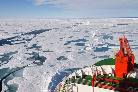 Polarstern auf dem Transit nach Aurora - dem nördlichsten Punkt der Expedition