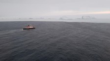 Polarstern_an_der_Meereiskante